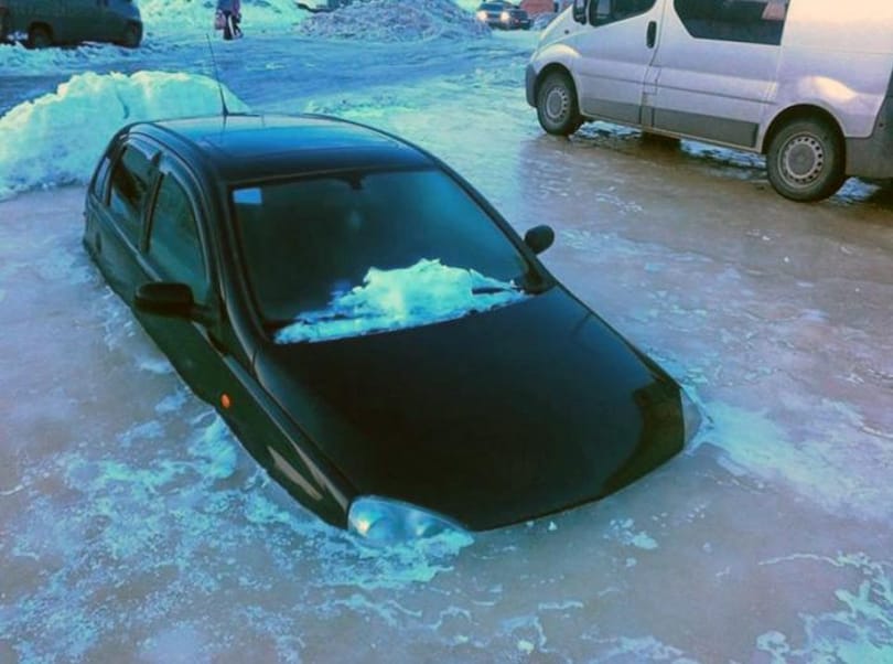Kiszabadultak a jégbe fagyott orosz autók