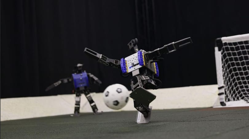 Elesik, de feláll, aztán belövi a gólt – egyre ügyesebbek a robotfocisták
