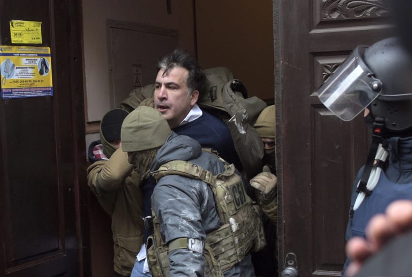 A háztetőről szedték le a volt grúz elnököt Kijevben