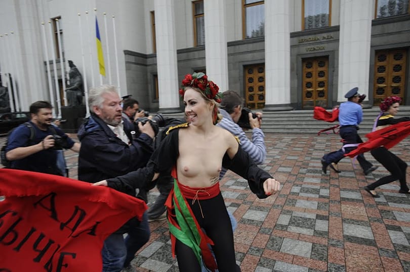 Miért jobbak az anarchista női mellek? - videók