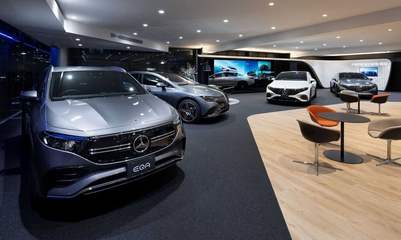 Már csak villanyautók kaphatók a legújabb Mercedes-kereskedésben