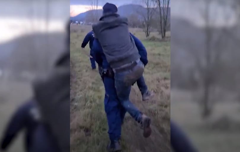 Videó: A hátukon hoztak le egy túrázót a rendőrök a hegyoldalról Pilisvörösváron