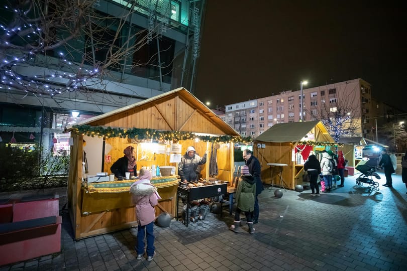 Sajtos-tejfölös lángos 3900-ért, kisbográcsos gulyásleves 8500-ért - aranyárak a Vörösmarty téri karácsonyi vásárban