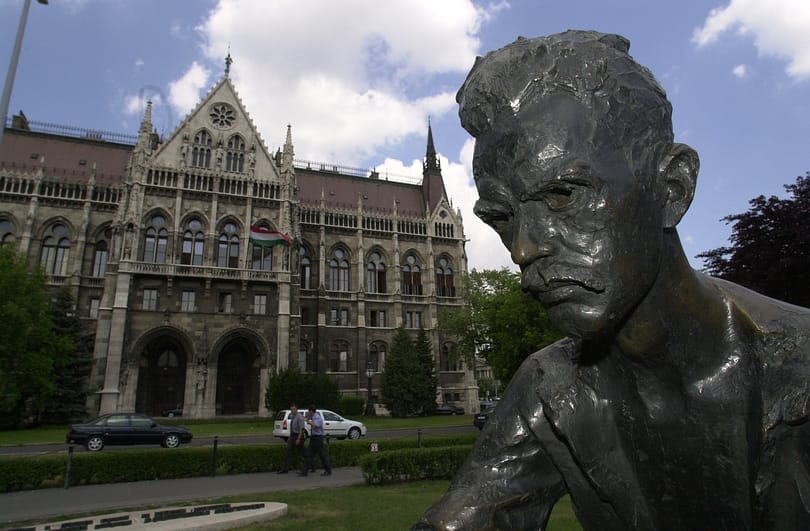 L. Simon: Budapesten marad a József Attila-szobor