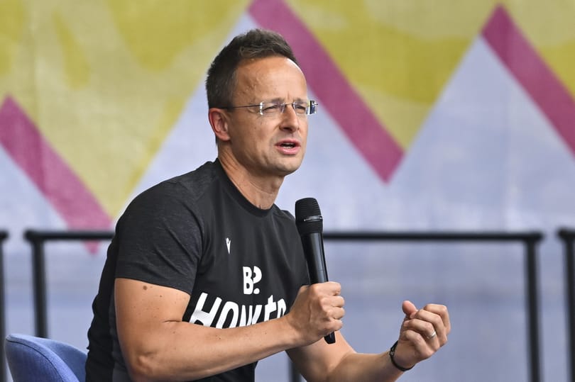 Szijjártó elmagyarázta, hogy lehet az, hogy rajtuk kívül mindenki háborút akar az EU-ban