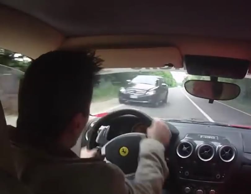 Óriásit mentett, így megúszta, hogy totálkárosra törje a bérelt Ferrarit – videó