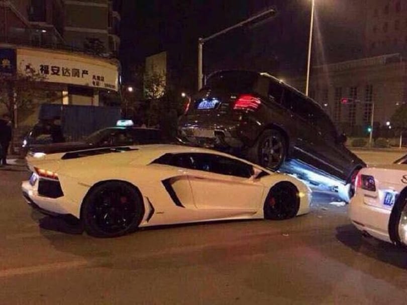 Mercedes GLK alá fúródott egy Lamborghini Aventador - fotó