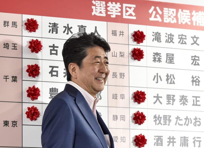 A japán felsőházi választáson többséget szerzett az Abe Sindzó vezette kormánykoalíció