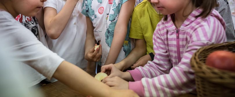 „Politikai pedofil vagy” – kiborultak a kommentelők Szentgyörgyvölgyi Péter óvodai akcióján