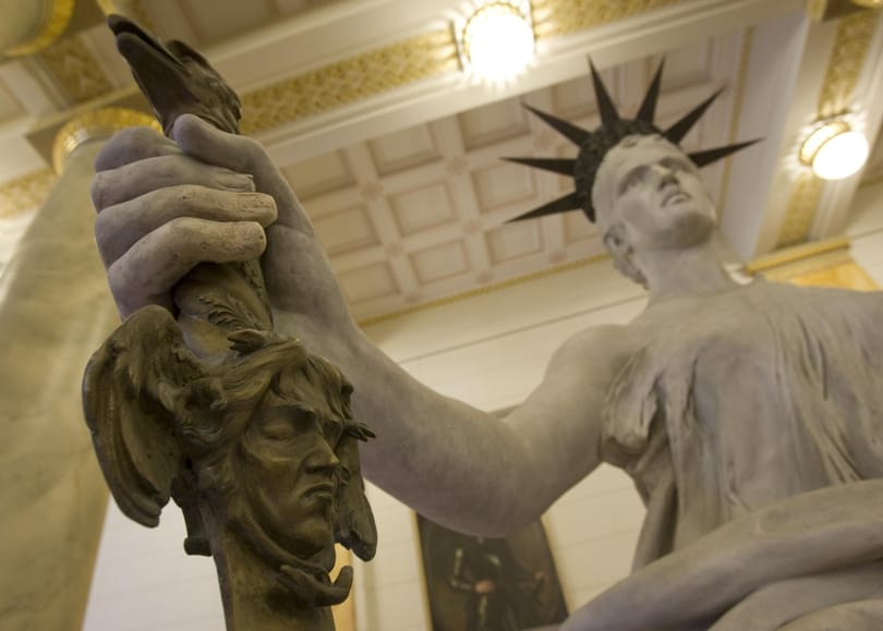 Csalással gyanúsítanak egy volt bírónőt, le is tartóztatták