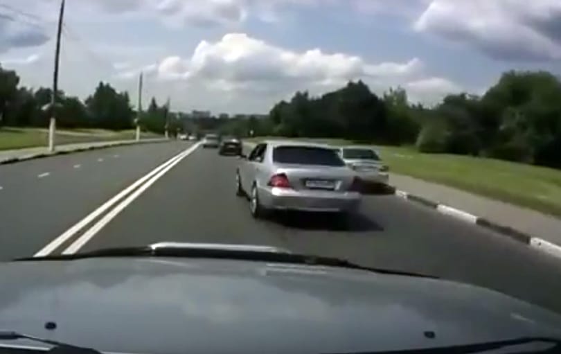 Na, ezért veszélyes szlalomozni az úton – videó