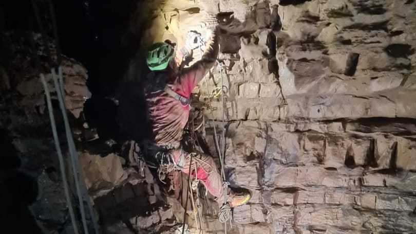 Harminchat óra megfeszített munkával hoztak ki egy olasz barlangban rekedt nőt – videó
