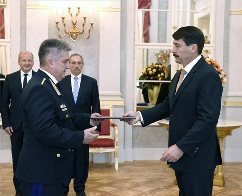 Lázár szerint kínos a korábbi III/II-es Tasnádi László előléptetése