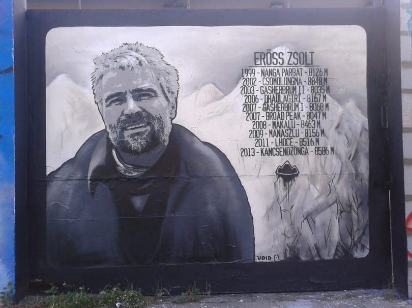 Fotók: Így néz ki a hatalmas Erőss Zsolt-graffiti a Filatorigátnál