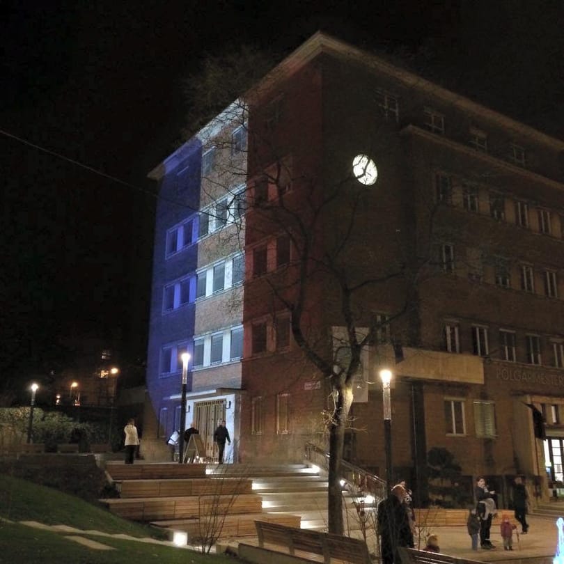 Fotó: Kék-fehér-pirosra festették át Pokorniék a hivatalt