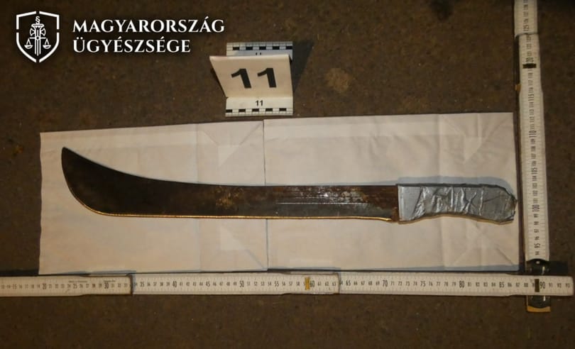 Egy siroki férfinek nem tetszett, hogy a szomszédja a nevelt lányával beszélget, ezért bozótvágóval esett neki