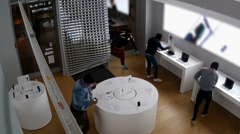 Nem csak iPhone-okat, a MacBookokat is vitte a budapesti Apple-boltot kifosztó banda