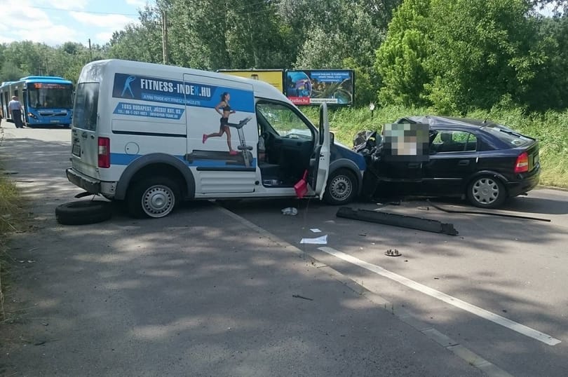 Képek jöttek a durva pesti balesetről