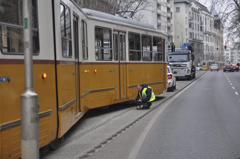 Fotók: Leugrott a sínről a Bartók Béla úton kisiklott villamos