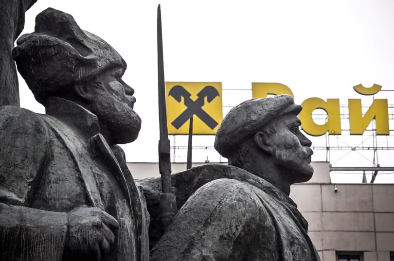 A Raiffeisen orosz üzleteit már az osztrák hatóságok sem támogatták tovább, a bank mégsem száll be a Strabagba