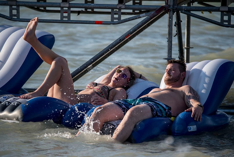 18 embert mentettek ki a vízi rendőrök a Balatonból szombaton