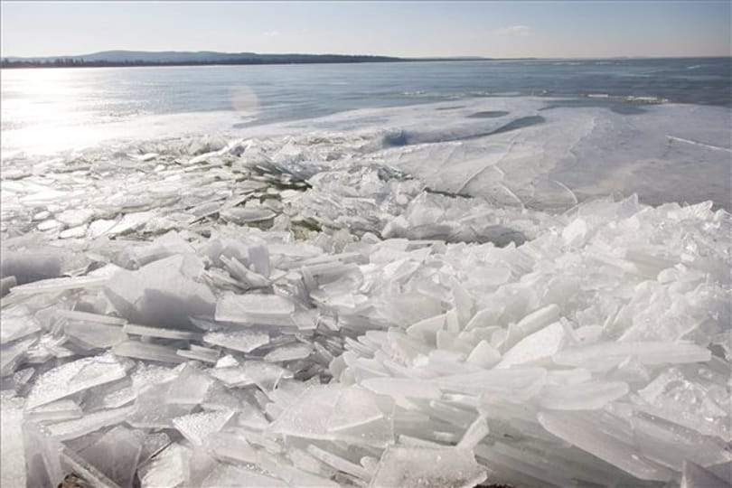 Jégtorlaszokat emelt a szél a Balatonon, a komp se jár - fotók
