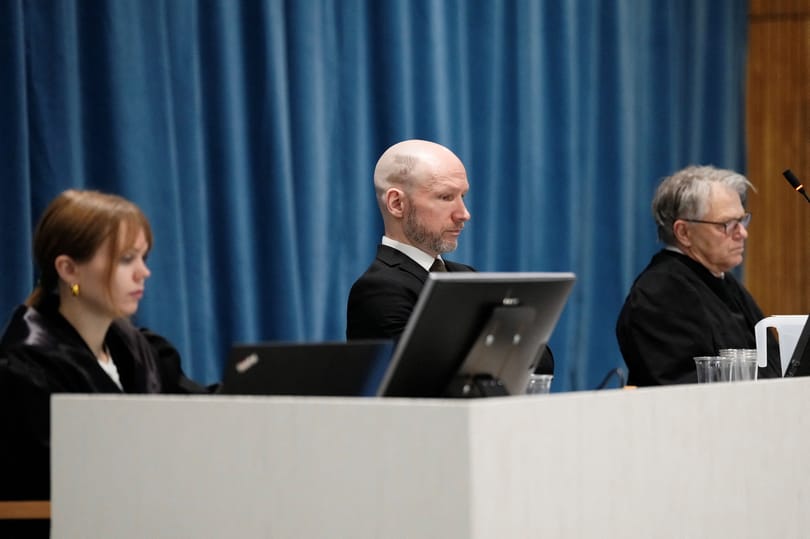 Z betűvel a fején, Putyint éltetve ment a tömeggyilkos Breivik a bíróságra