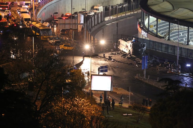 Robbantottak Isztambulban a Besiktas sportarénájánál - eddig 10 halottról tudni