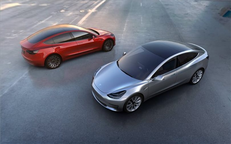 Nyáron jöhet a dupla motoros olcsó Tesla, ami még jobban beleprésel az ülésbe