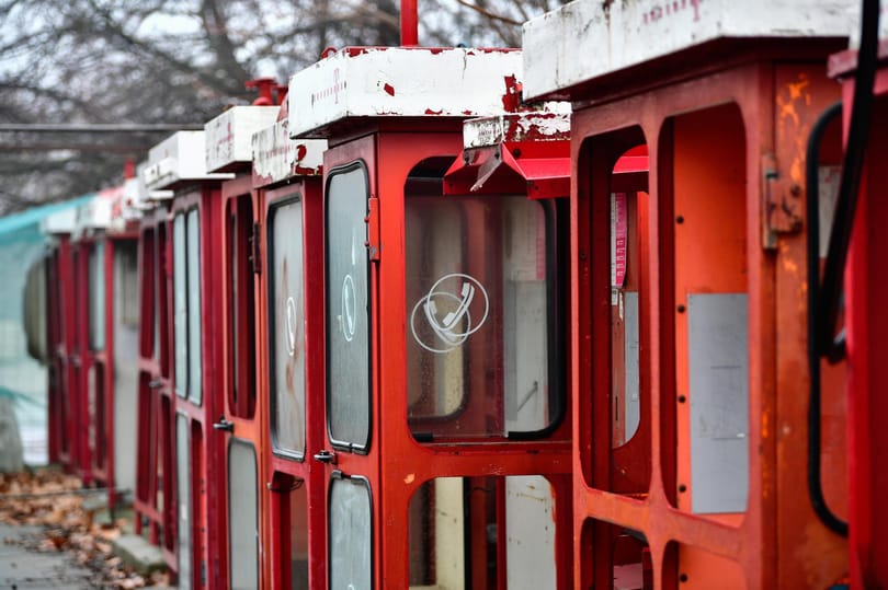 Amit az okostelefon sem tudott kipusztítani: 90 éve vannak velünk a telefonfülkék