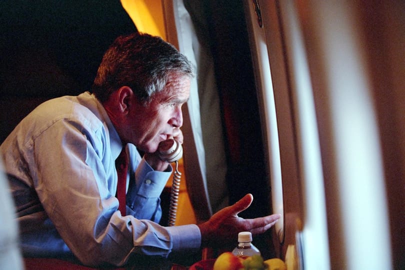 Bush csendben üzent a médiára rárontó Trumpnak