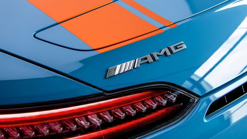 Csónakkékben, narancsszínnel igazán egyedi a Mercedes-AMG GT kabriója