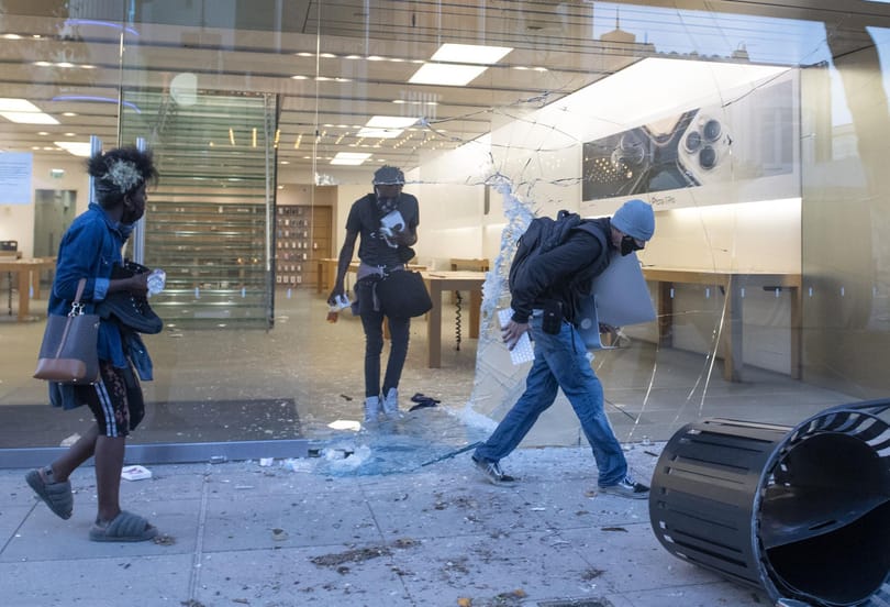 Sorra fosztják ki az Apple üzleteit, de nagyon meglepődnek a tolvajok, amikor bekapcsolják a lopott iPhone-t