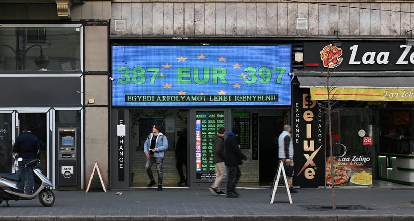 Taktikázva hárítják költségeiket az ügyfelekre a bankok. A pénzváltók taktikázni sem tudnak