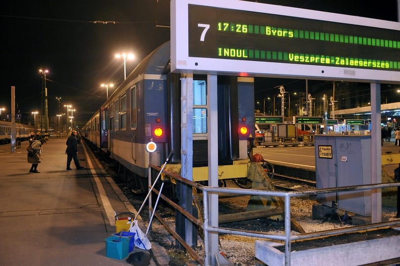 Meghibásodott szerelvény miatt késnek az esztergomi vonatok