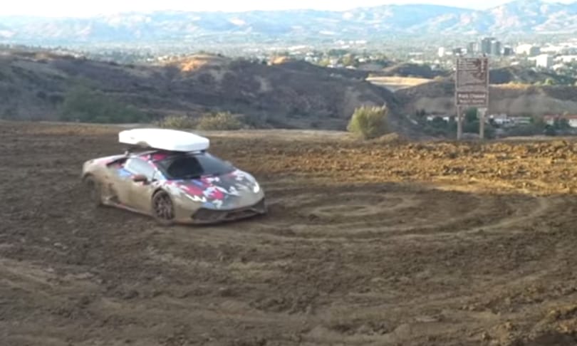 Így gyilkolnak egy 800 lóerős Lamborghini sportkocsit a sárban – videó
