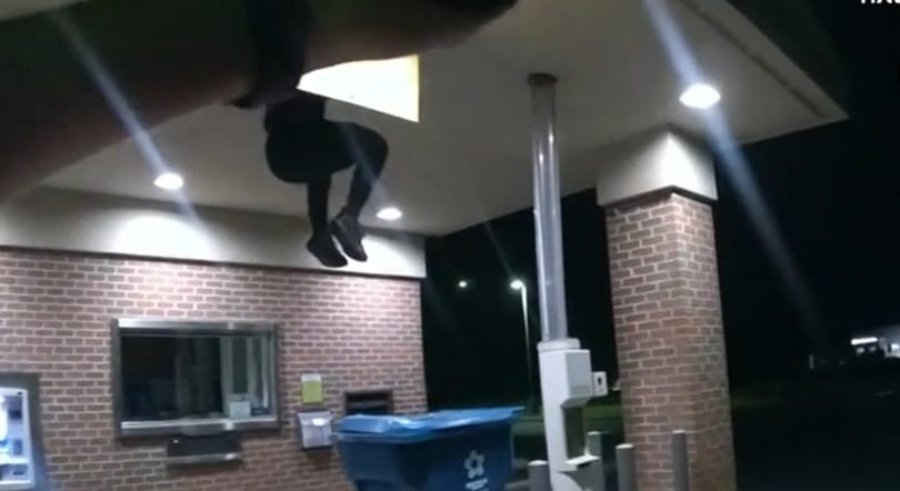 Videón, ahogy a bankrabló a tetőről egyenesen a kukába esik