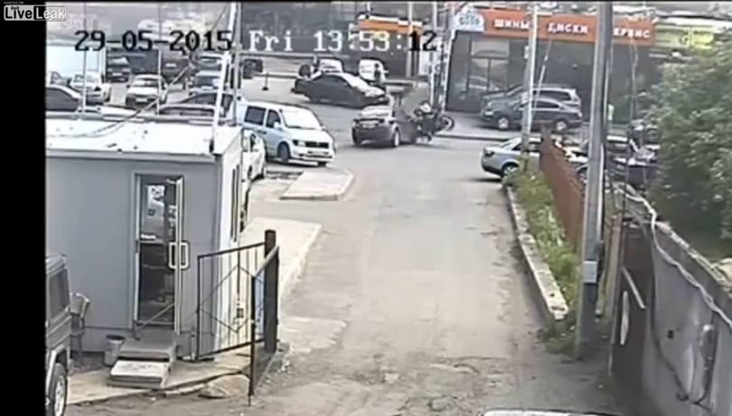 Videó: Ilyen halálszaltót ugrálnak a városi motorosok egy szerencsétlen találkozó után