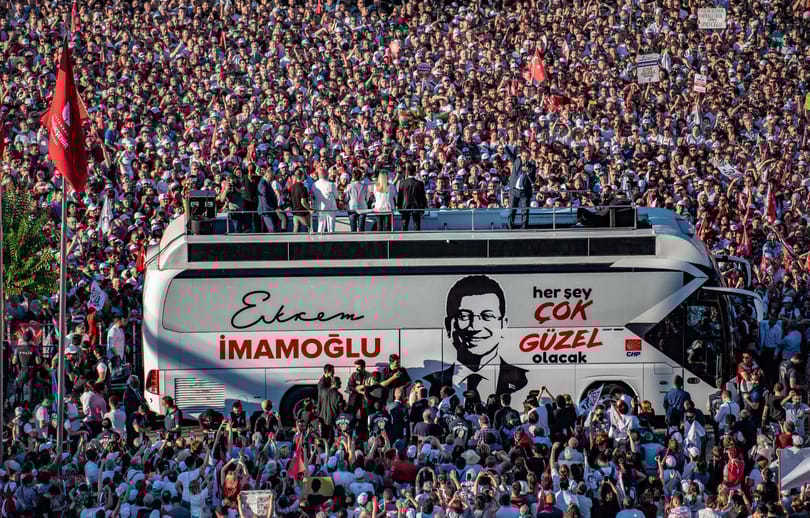Börtönbüntetést szabtak ki Isztambul polgármesterére, mert bolondnak nevezte a választási bizottság tagjait