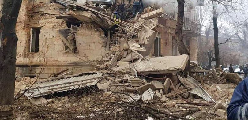 Videón, ahogy kimentenek egy gyereket a szétlőtt ház romjai alól