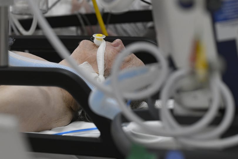 Besorozták a magánorvosokat az állami kórházakba Görögországban