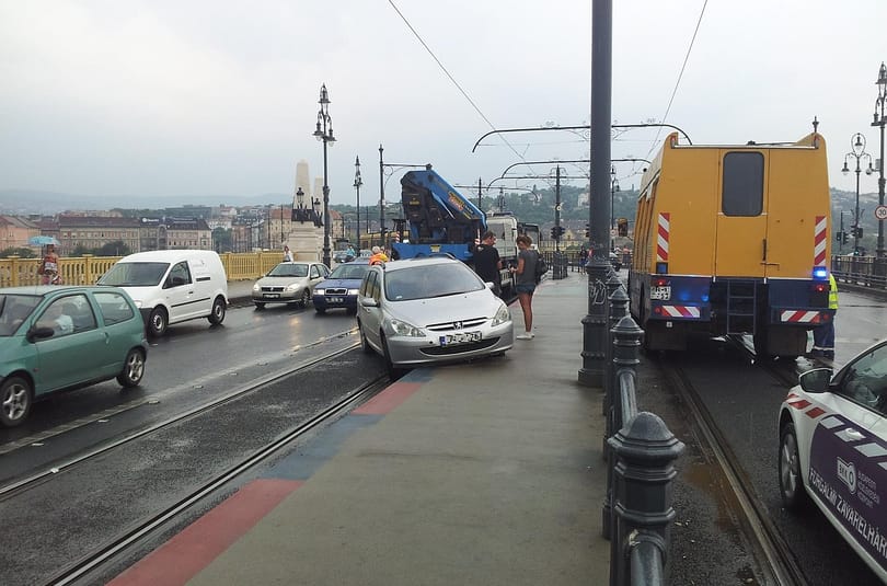 Forgalmi ok: megállóba vágódó autó bénította meg a 4-es, 6-ost – fotó
