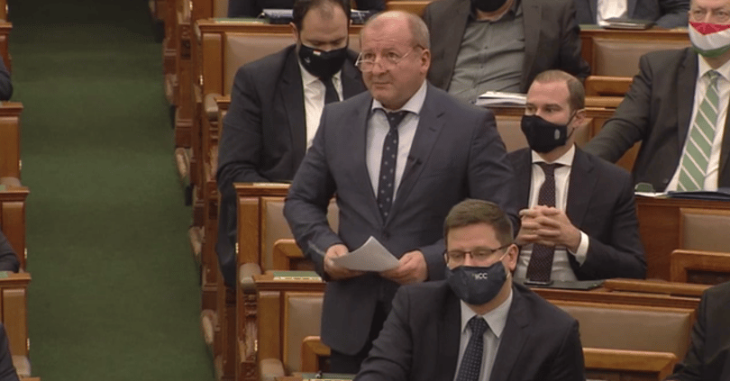 Tovább szigorítaná a kormány a „gyermekvédelmi” törvényt és a kampányfinanszírozás szabályait