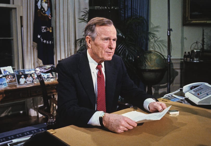 Bronzba zárták George Bush emlékezetes budapesti pillanatát