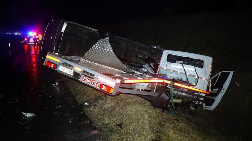 Trélerbe csapódott egy kisbusz az M5-ösön Kiskunfélegyházánál