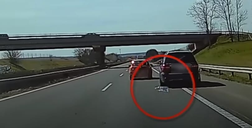 Büntetőfékezés után röpült egy palack az M3-as autópályán