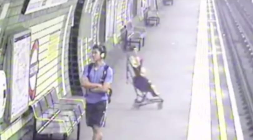 Hajmeresztő videó: Metróárokban köt ki a babakocsi