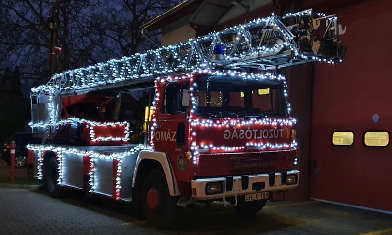 Látványos karácsonyi díszbe öltözött egy pomázi tűzoltóautó