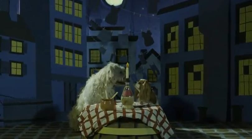 Élő szereplőkkel forgatták újra a Susi és Tekergő klasszikus jelenetét (videó)