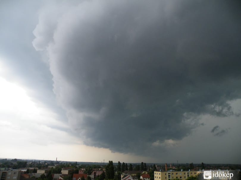 Zivatarok és viharos szél várható